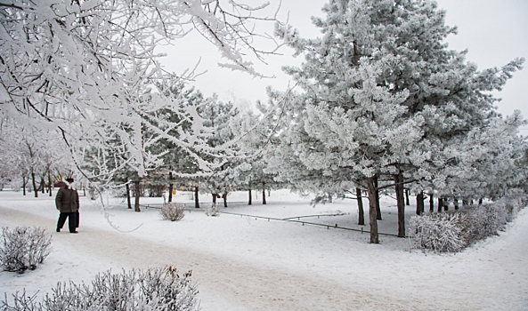 В Волгограде продолжается очистка пешеходных зон от снега