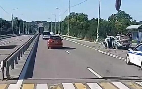 В Курске на объездной автомобиль протаранил автобусную остановку