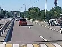 В Курске на объездной автомобиль протаранил автобусную остановку