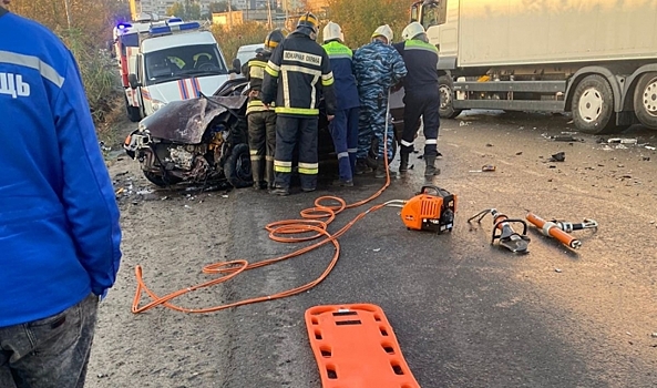 В Волгограде в ДТП фура практически раздавила легковой автомобиль