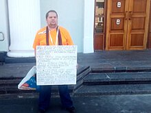 Одиночный пикет против казаков проходит у здания правительства Карелии