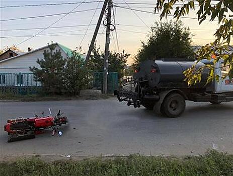 В Самаре мужчина на мотоцикле "Ява" врезался в ГАЗ