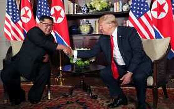 Ким Чен Ын и Дональд Трамп пожали друг другу руки