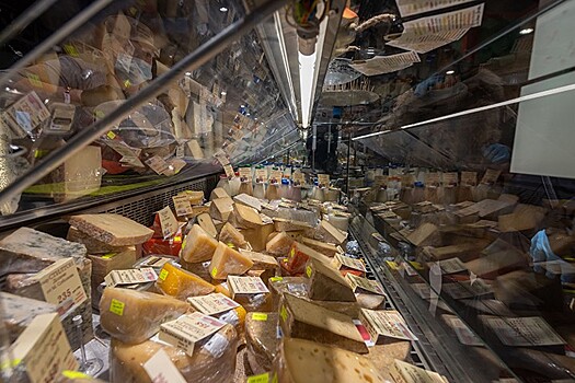 Почти 200 килограммов санкционных сыров выявили на Бутырском рынке в Москве