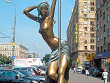 Скульптура стриптизерши в центре Москвы восхитила соцсети