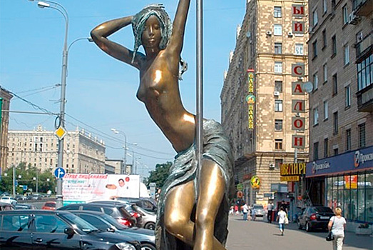 Скульптура стриптизерши в центре Москвы восхитила соцсети