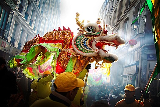 Многовековая китайская традиция: зачем вся страна извивается в Танце Дракона