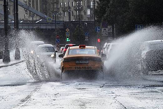 Водителям дали советы на случай затопления машины во время ливня