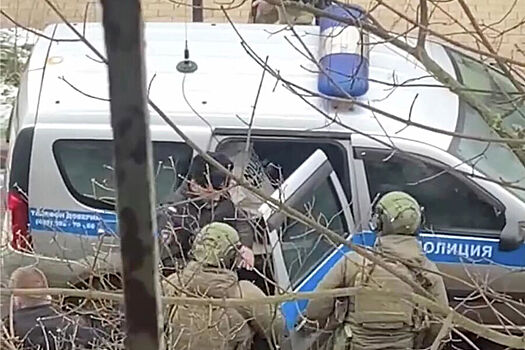 Родители доставали детей из окон после нападения в школе