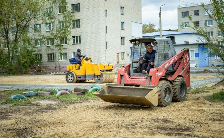 В Курске обустраивают спортивную площадку около детской спортивной школы