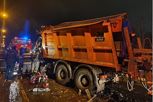 Два человека погибли при столкновении автобуса и грузовика в Ленобласти