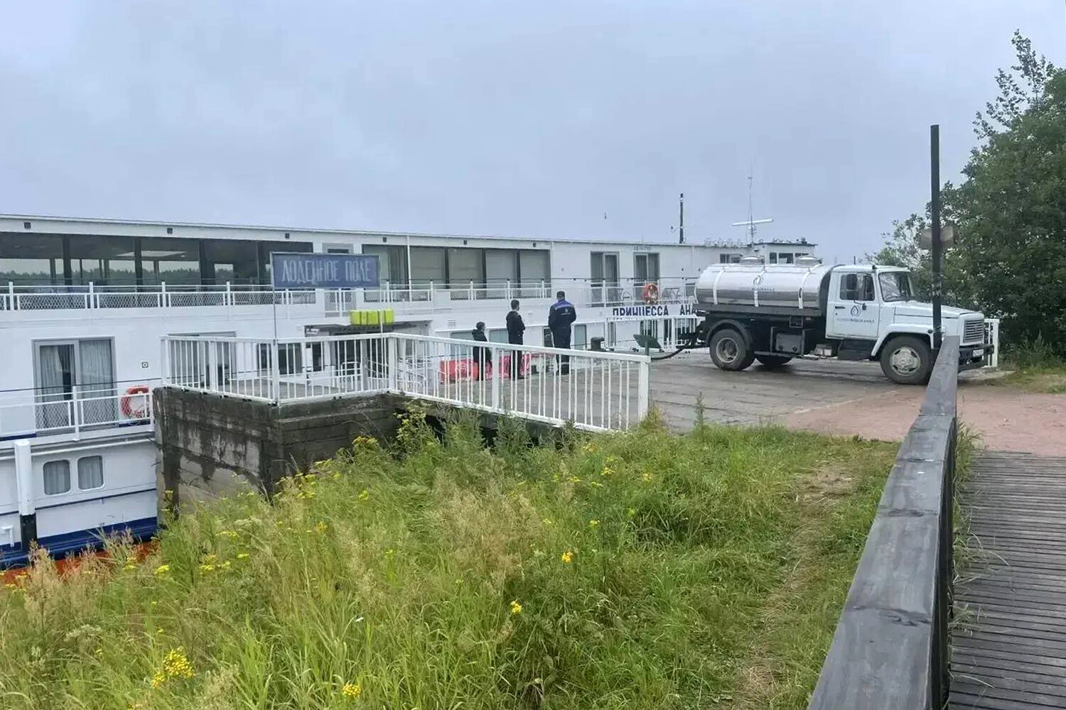 Круизный лайнер с десятками пассажиров застрял на Ладоге без питьевой воды