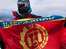 Флаг Дзержинска был поднят на горе Эльбрус