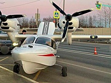 Экстренно севший в Вологодской области самолет отогнали с автотрассы