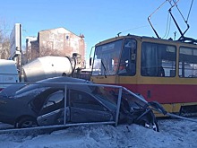 Трамвай протащил легковушку по путям в центре Барнаула