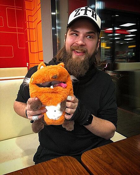 Молодому человеку 32 года. 