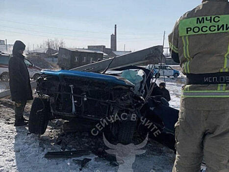 Водитель Toyota Chaser снёс столб после столкновения с грузовиком в Борзе