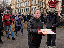 Латвия не справляется с коронавирусом и недовольными гражданами. Почему она винит в этом Россию?