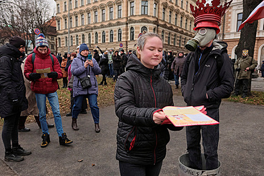 Латвия не справляется с коронавирусом и недовольными гражданами. Почему она винит в этом Россию?