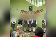 Чиновники объяснили появление портрета Сталина на концерте в российской школе