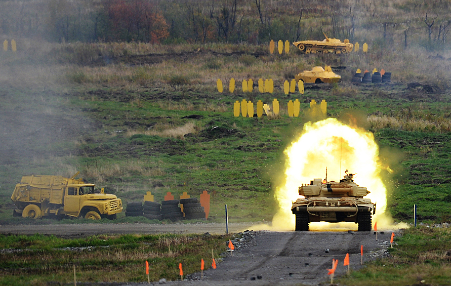 Танк Т-90А во время демонстрационных стрельб