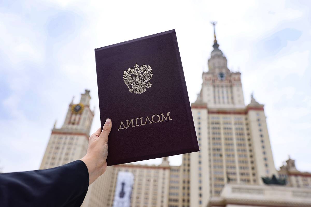 Теплякова, поступившая в МГУ в девять лет, открыла практику психолога.