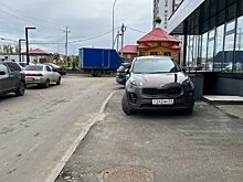 Пешеходная зона у нового дома в Арбекове стала местом парковки