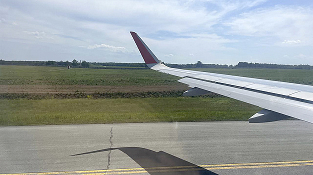 Самолет из Новосибирска не смог вовремя долететь до Надыма из-за больного пассажира