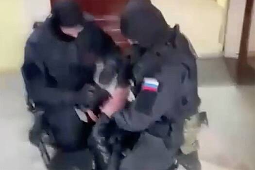 Задержание похищавших деньги граждан пятерых россиян попало на видео