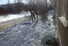 У многоэтажки в Ярославле под тяжестью нечищенного льда обрушился водосток