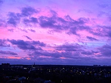 Небо над Москвой окрасилось в фиолетовый цвет, очевидцы сняли явление на видео