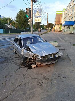 Водитель «влетел» в столб в Ленинском районе Саратова