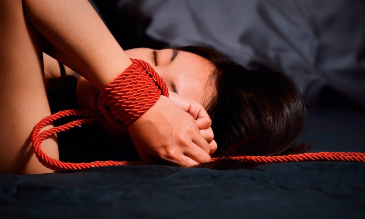 Связывание мужчин. Связанные руки. Связанный человек. С завязанными глазами частное. Раб с завязанными глазами.