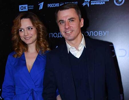 Игорь Петренко с молодой женой и старшей дочкой появился на премьере фильма «Белый снег»