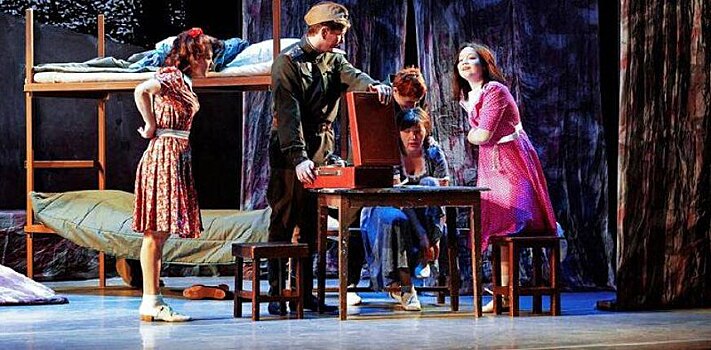 Бугурусланский драмтеатр показал комедию, сказку и детектив в Омской области