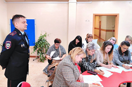 В Магаданской области полицейские проводят беседы, направленные на профилактику кибермошенничеств