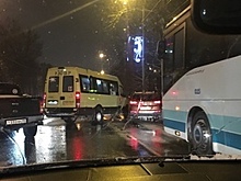 Улица Невского встала в пробке из-за ДТП с маршруткой