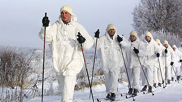Десантники из десяти регионов РФ отправились в лыжный переход, посвященный 100-летию Красной армии