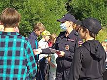 Сотрудники ГИБДД проводят акции «Спаси жизнь» в преддверие нового учебного года
