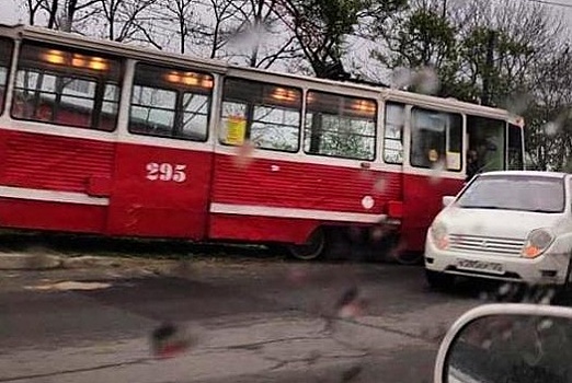 Во Владивостоке трамвай протаранил легковушку