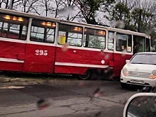 Во Владивостоке трамвай протаранил легковушку