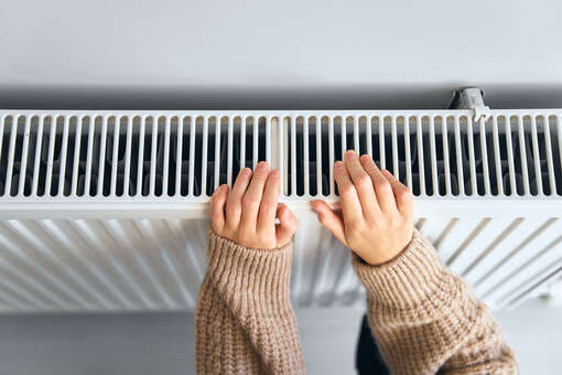 Жители Омска остались без горячей воды и отопления из-за коммунальной аварии