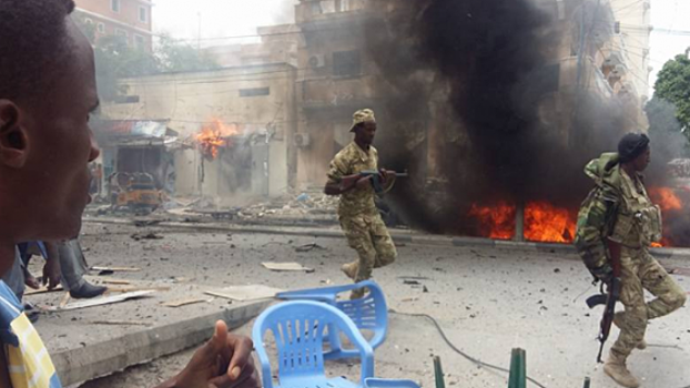 Заминированный автомобиль взорвался в столице Сомали
