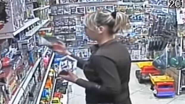 Видео: девушка "угнала" детскую машинку из магазина игрушек