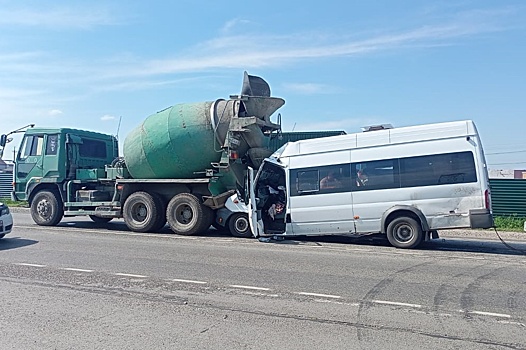 На Алтае в ДТП с микроавтобусом пострадали девять человек