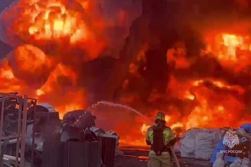 МЧС: к тушению крупного возгорания в Азове привлечен пожарный поезд