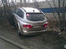 На Восточной иномарка влетела в открытый люк и устроила ДТП