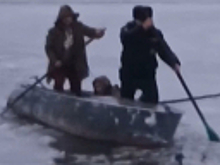 В Томской области сотрудник транспортной полиции вытащил из ледяной воды рыбака, который не мог спастись самостоятельно