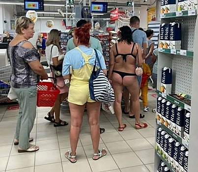 Жители Сочи возмущены появлением полуголой туристки в магазине