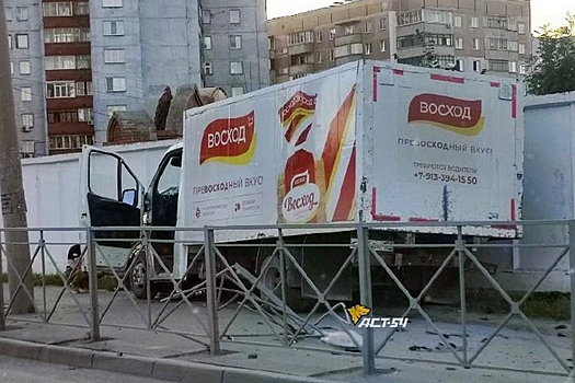 Грузовик протаранил металлическое ограждение около храма в левобережье Новосибирска